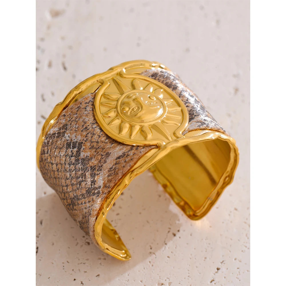 Pulseira Cuff Larga Com Design de Sol Banhado a Ouro 18k