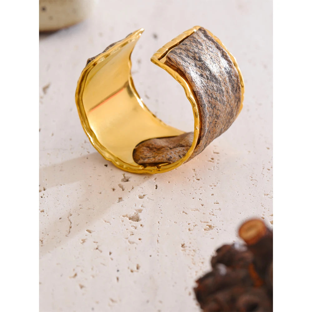 Pulseira Cuff Larga Com Design de Sol Banhado a Ouro 18k