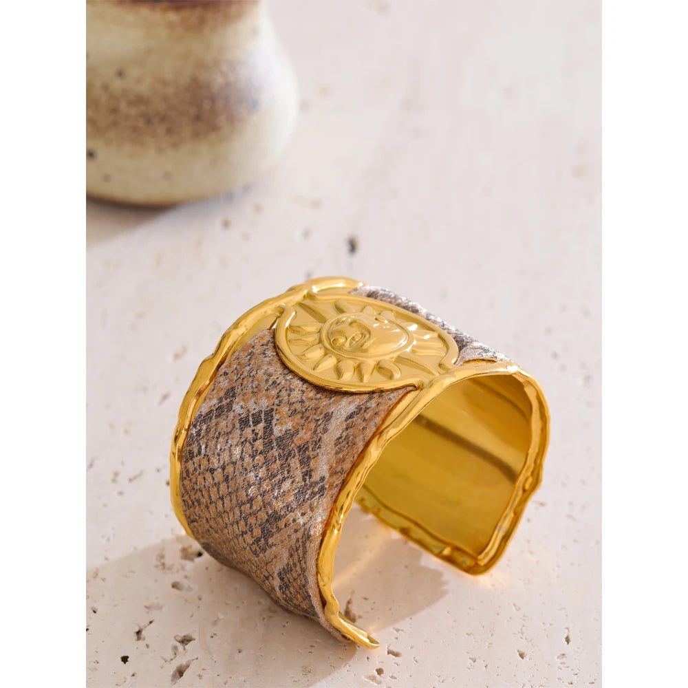 Pulseira Cuff Larga Com Design de Sol Banhado a Ouro 18k