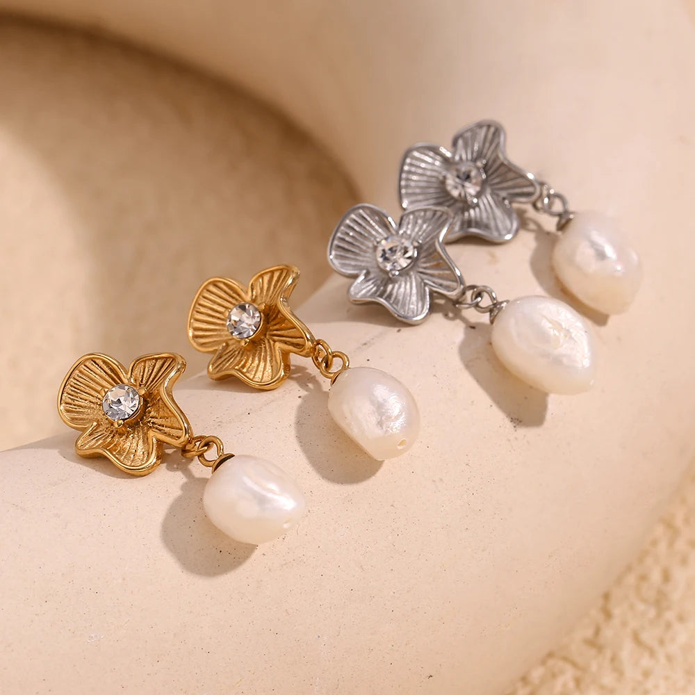 Brinco de Flor com Pérolas Banhado a Ouro
