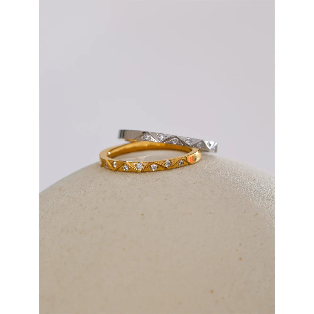 Anel Fino com Zircônia Banhada a Ouro 18k