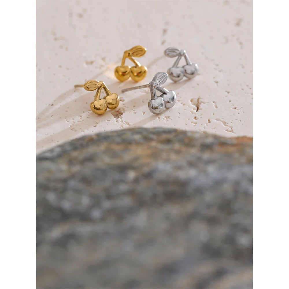Brincos Pequenos de Cereja Banhado Ouro 18k