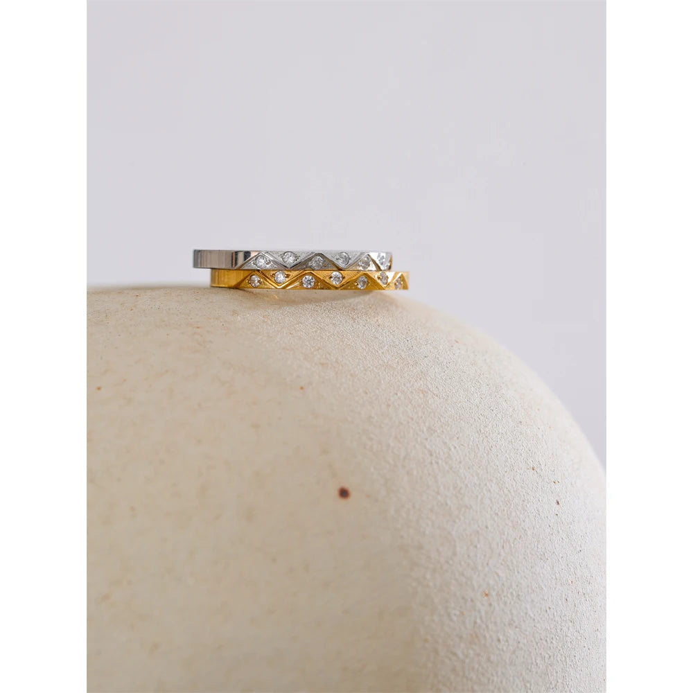 Anel Fino com Zircônia Banhada a Ouro 18k