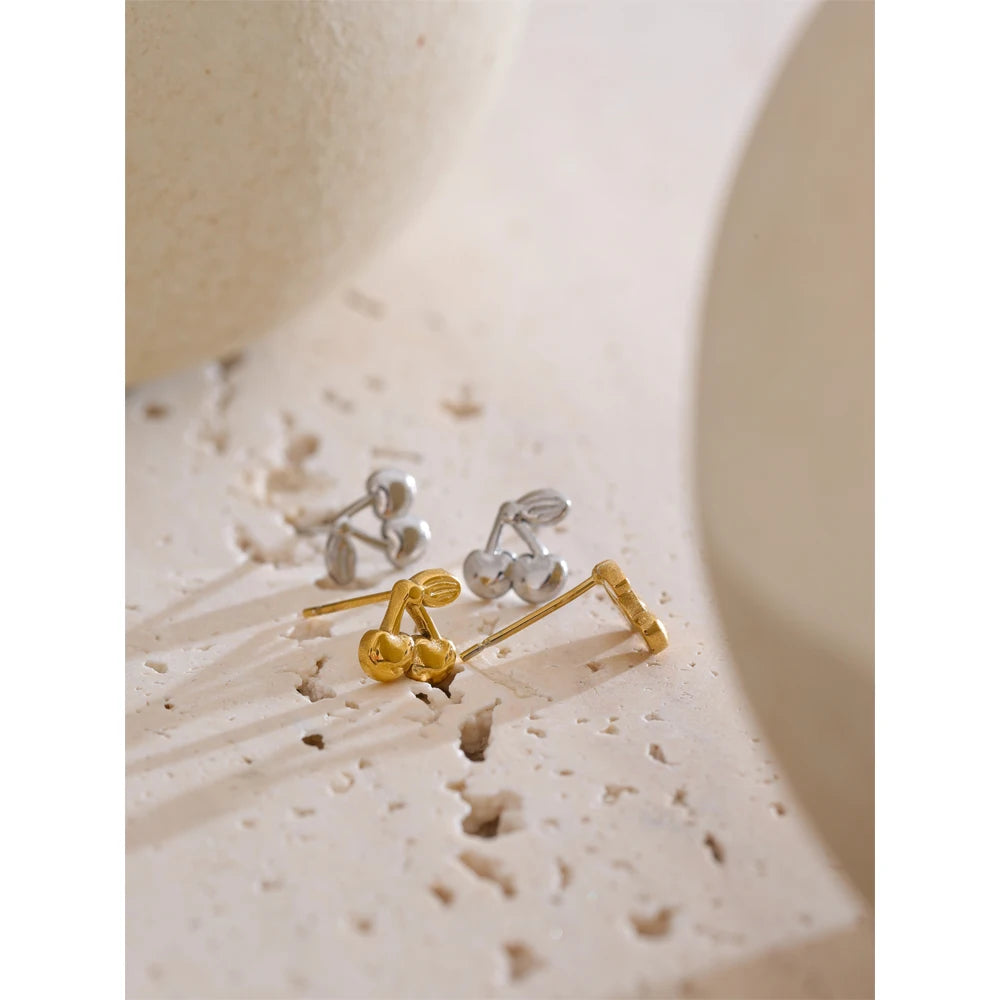 Brincos Pequenos de Cereja Banhado Ouro 18k