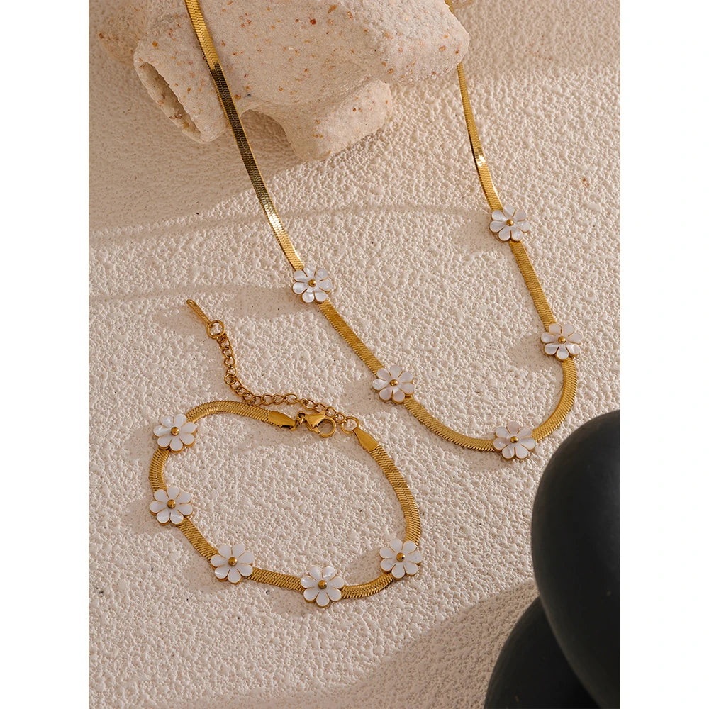Conjunto de Colar e Pulseira com Flores Banhada a Ouro
