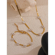 Conjunto de Colar e Pulseira com Flores Banhada a Ouro