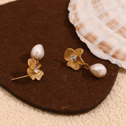 Brinco de Flor com Pérolas Banhado a Ouro