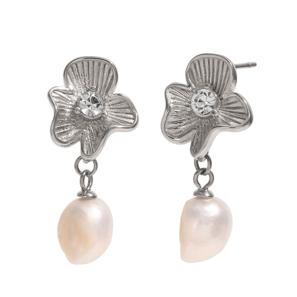Brinco de Flor com Pérolas Banhado a Ouro