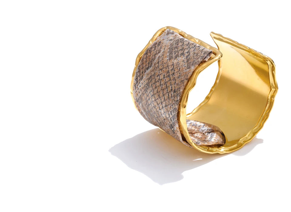 Pulseira Cuff Larga Com Design de Sol Banhado a Ouro 18k