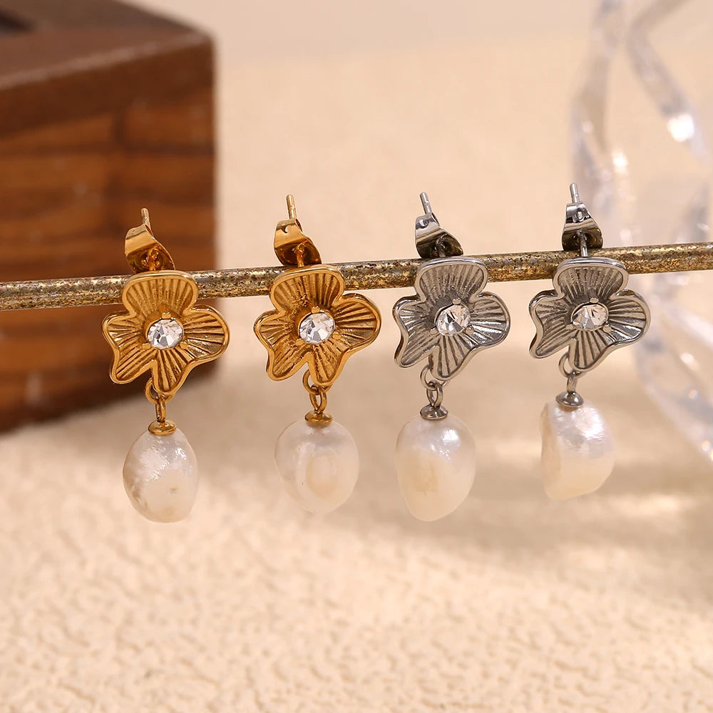 Brinco de Flor com Pérolas Banhado a Ouro