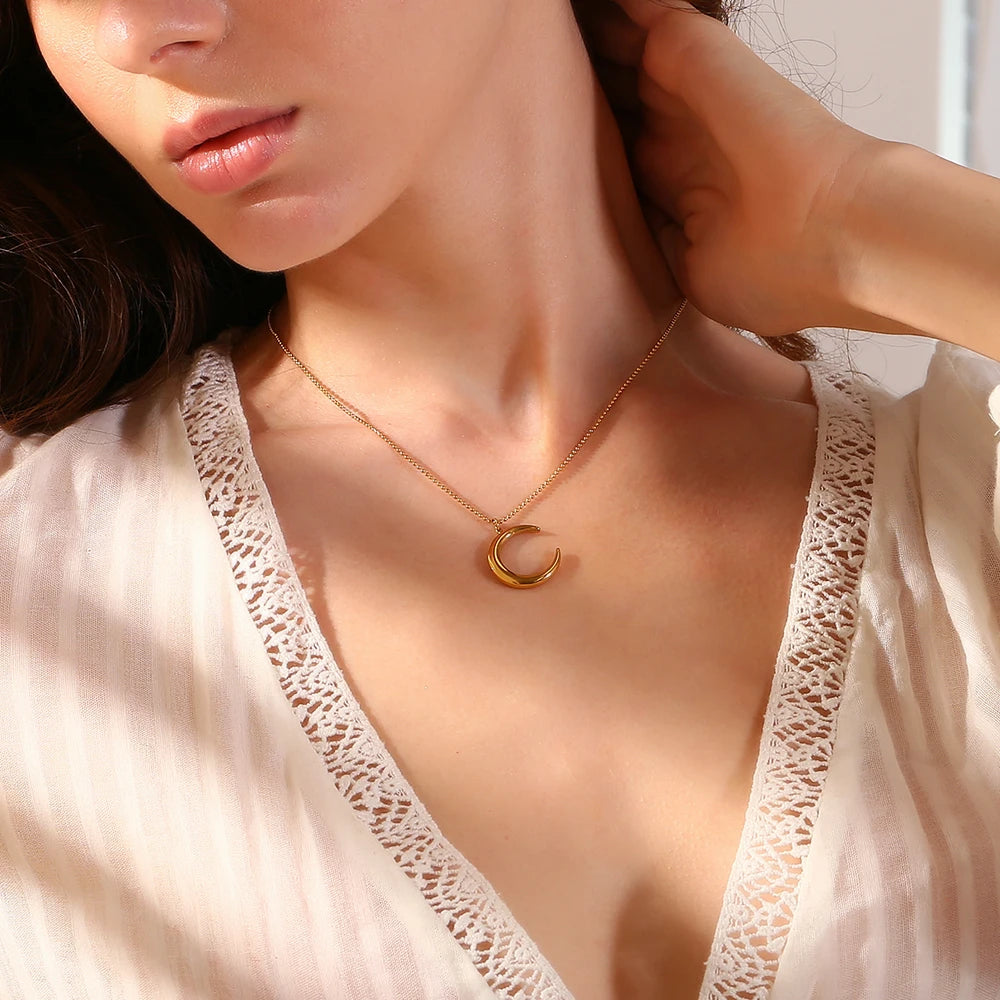 Colar com Pingente Lua Charme Banhado a Ouro