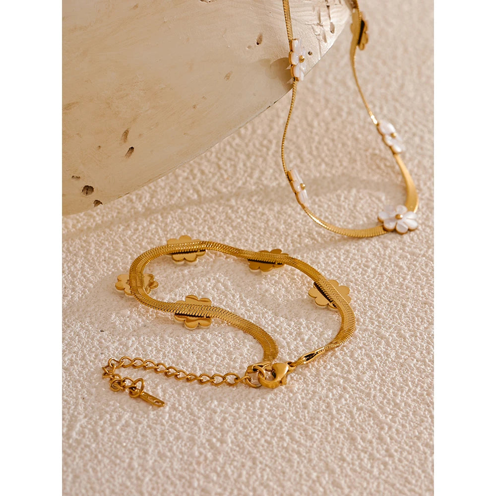 Conjunto de Colar e Pulseira com Flores Banhada a Ouro
