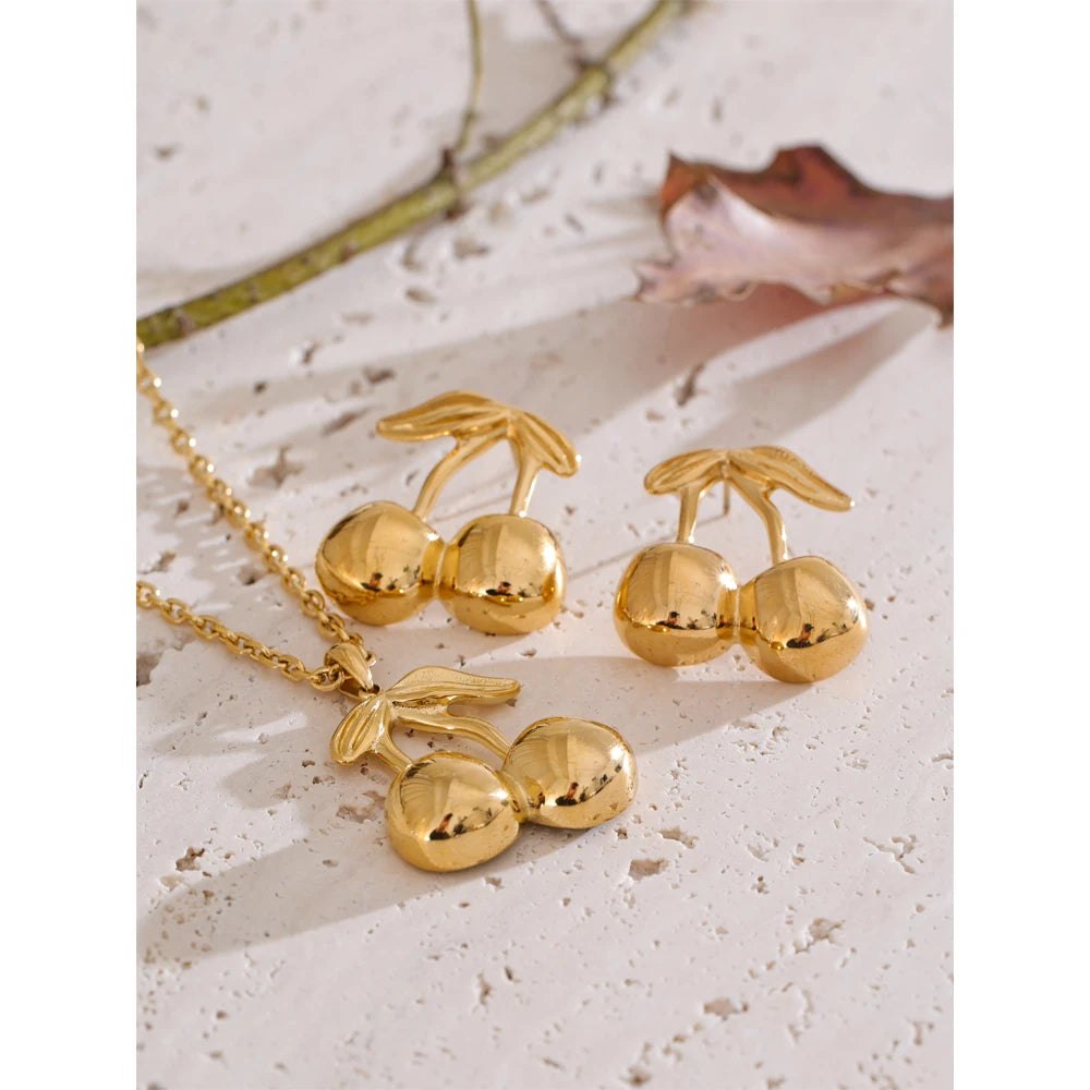 Conjunto de Colar e Brincos de Cereja Banhado a Ouro