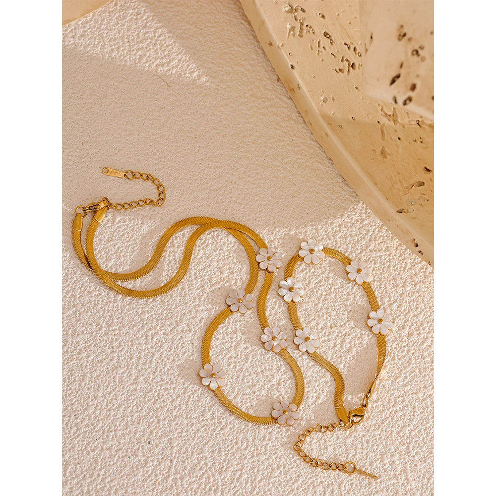 Conjunto de Colar e Pulseira com Flores Banhada a Ouro
