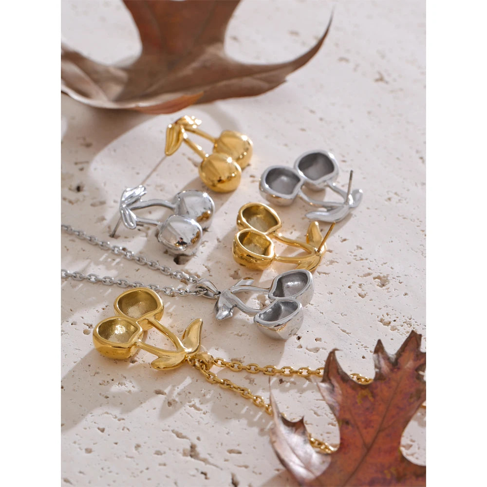 Conjunto de Colar e Brincos de Cereja Banhado a Ouro