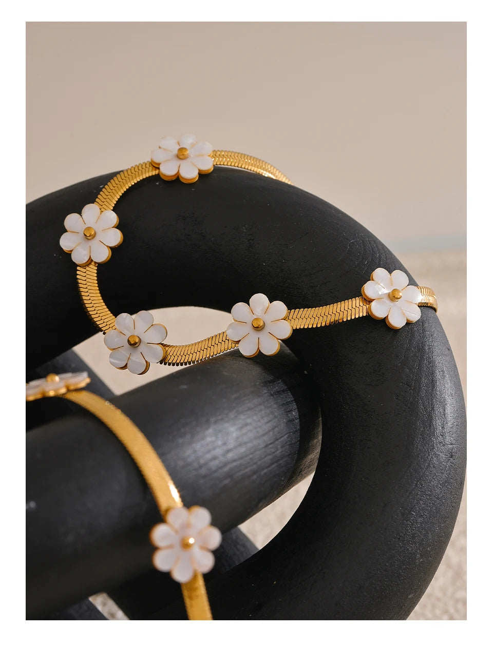 Conjunto de Colar e Pulseira com Flores Banhada a Ouro