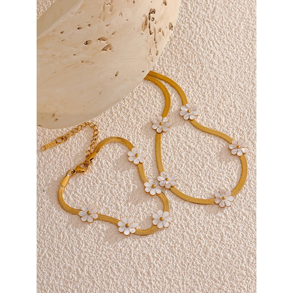 Conjunto de Colar e Pulseira com Flores Banhada a Ouro