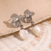 Brinco de Flor com Pérolas Banhado a Ouro