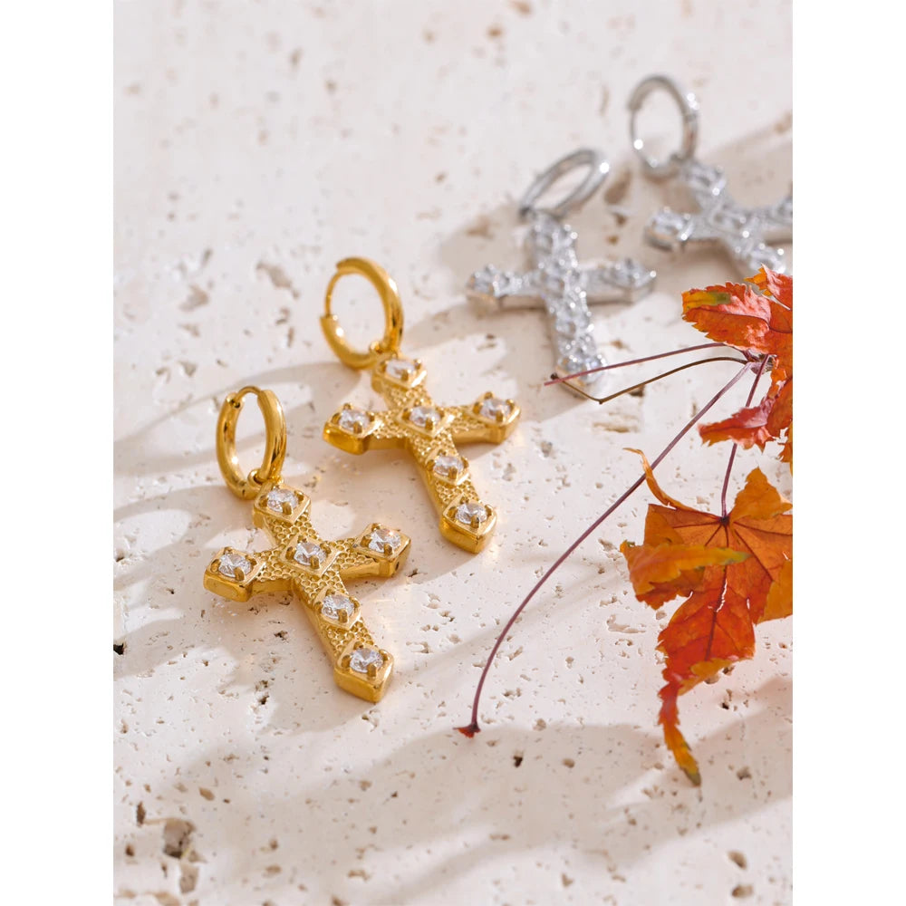 Brincos de Argola com Cruz e Zircônia Banhado a Ouro