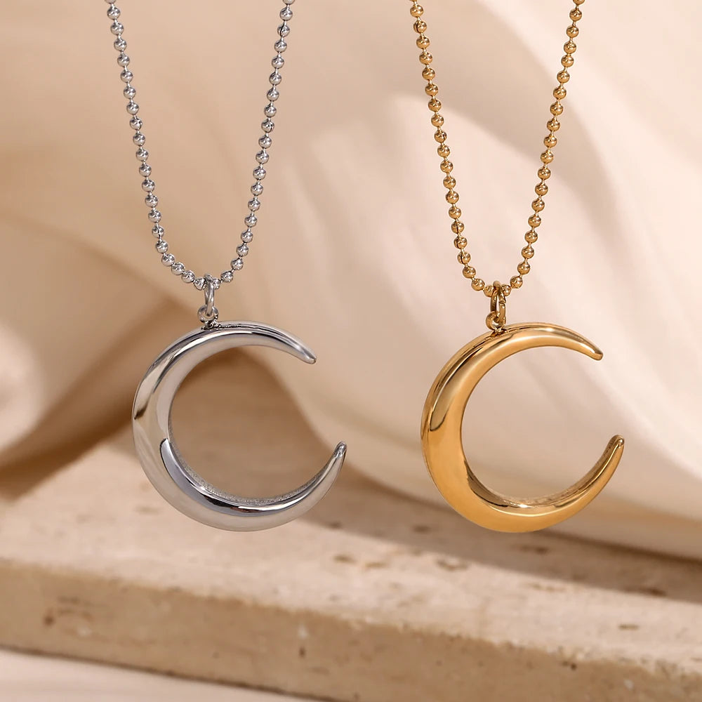 Colar com Pingente Lua Charme Banhado a Ouro