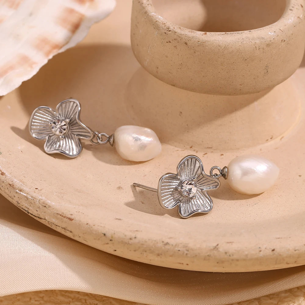Brinco de Flor com Pérolas Banhado a Ouro