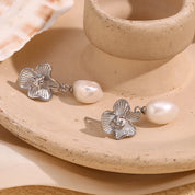Brinco de Flor com Pérolas Banhado a Ouro