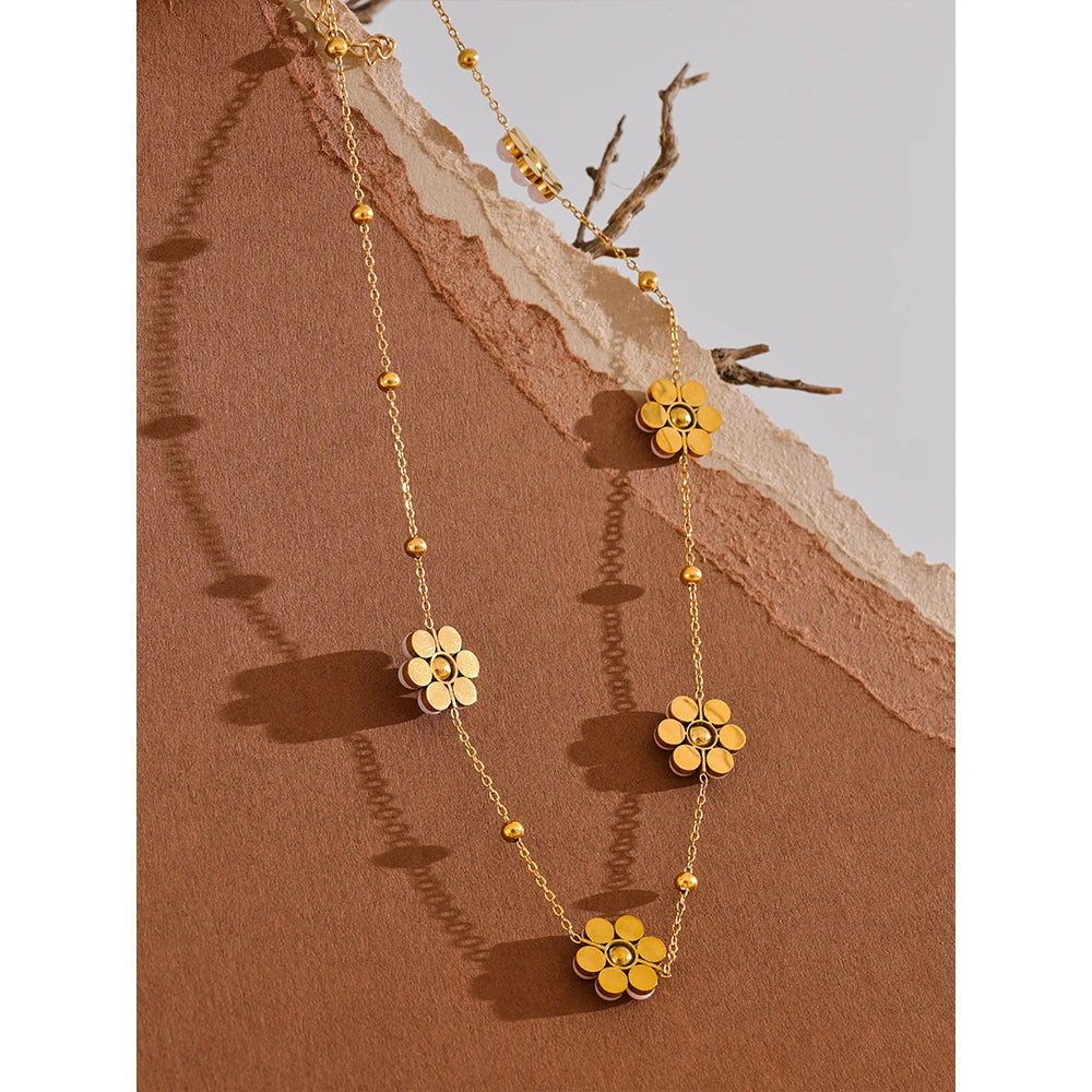 Colar Flor de Pérola Banhado a Ouro
